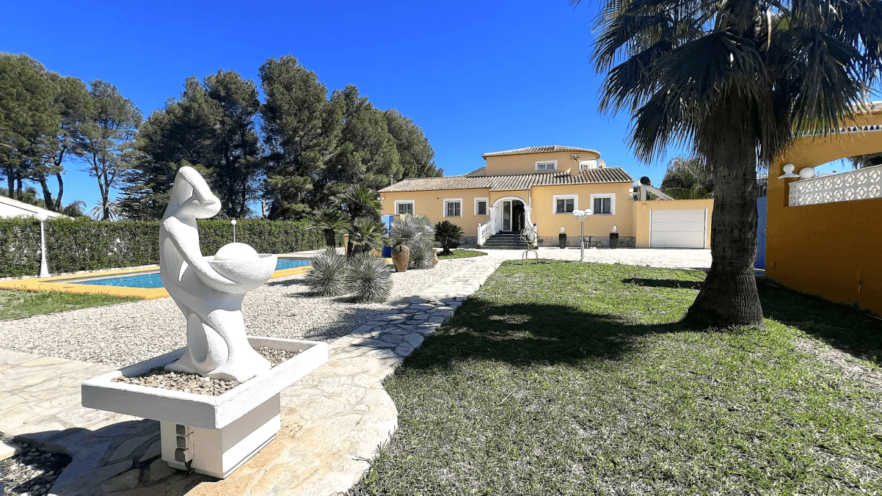 Villa très bien entretenue avec terrain de 2 185 m², grande piscine, court de tennis, puits, garage, chauffage, climatisation et de nombreux extras