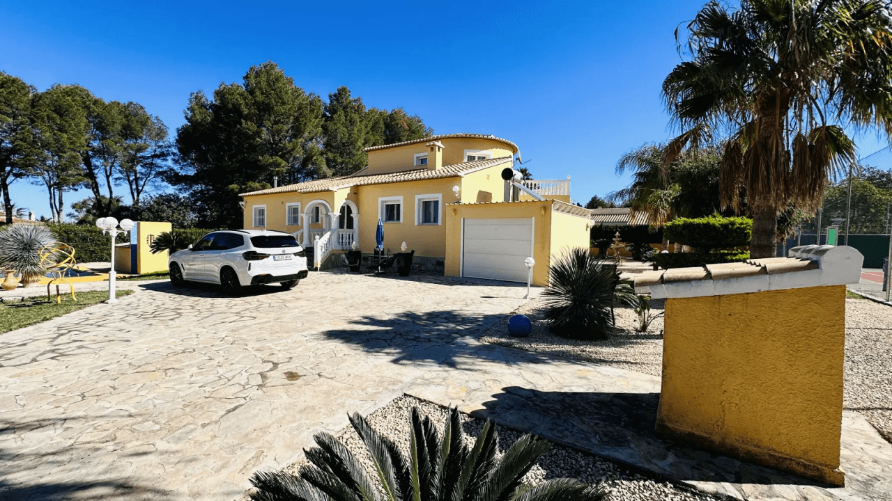 Villa très bien entretenue avec terrain de 2 185 m², grande piscine, court de tennis, puits, garage, chauffage, climatisation et de nombreux extras