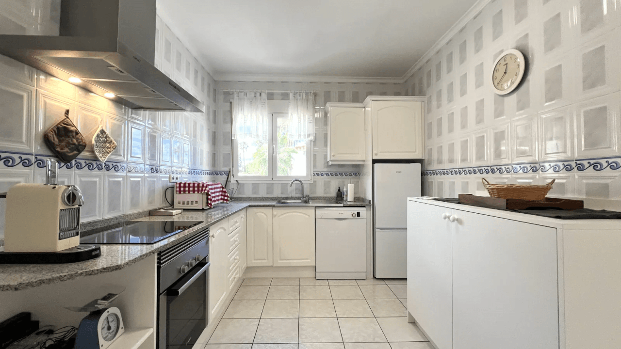 Villa très bien entretenue avec terrain de 2 185 m², grande piscine, court de tennis, puits, garage, chauffage, climatisation et de nombreux extras