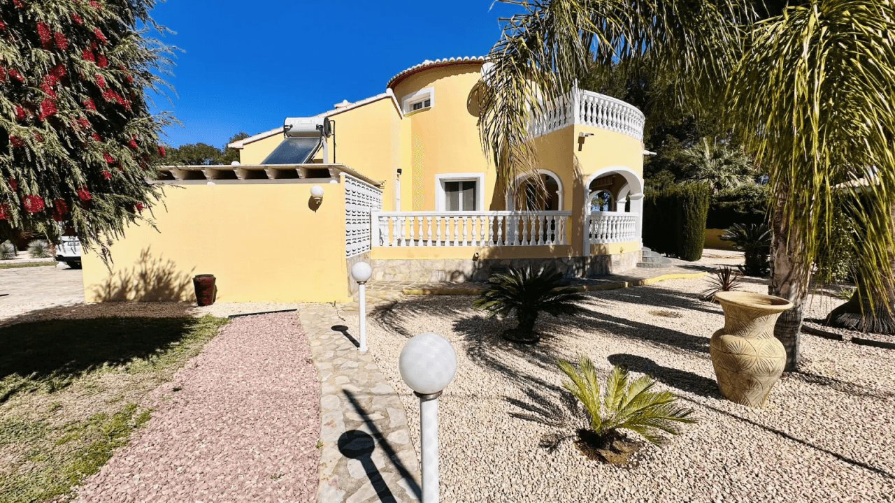 Villa très bien entretenue avec terrain de 2 185 m², grande piscine, court de tennis, puits, garage, chauffage, climatisation et de nombreux extras