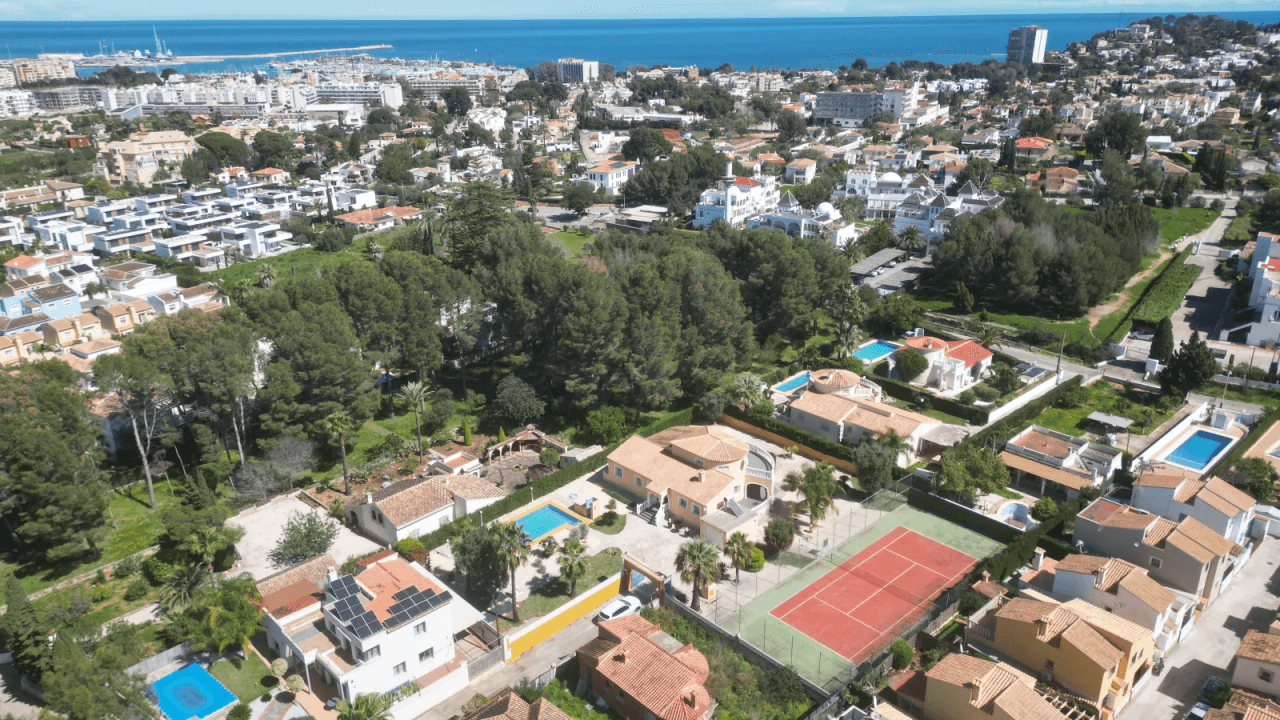 Villa très bien entretenue avec terrain de 2 185 m², grande piscine, court de tennis, puits, garage, chauffage, climatisation et de nombreux extras