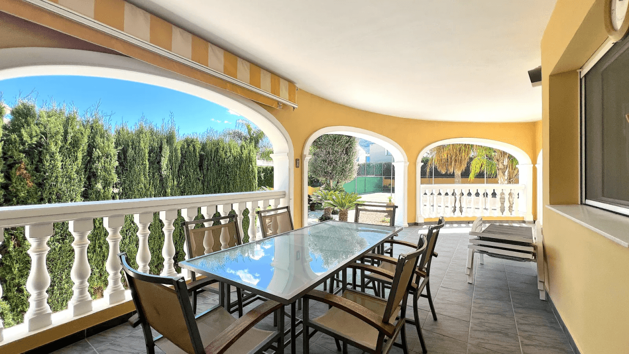 Villa très bien entretenue avec terrain de 2 185 m², grande piscine, court de tennis, puits, garage, chauffage, climatisation et de nombreux extras