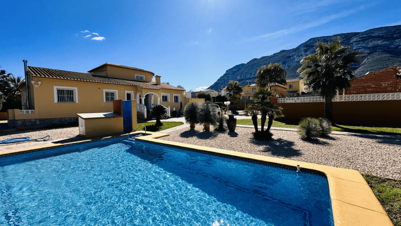 Villa très bien entretenue avec terrain de 2 185 m², grande piscine, court de tennis, puits, garage, chauffage, climatisation et de nombreux extras