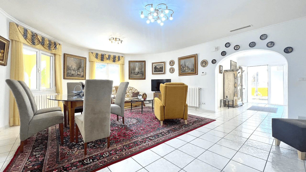 Villa très bien entretenue avec terrain de 2 185 m², grande piscine, court de tennis, puits, garage, chauffage, climatisation et de nombreux extras