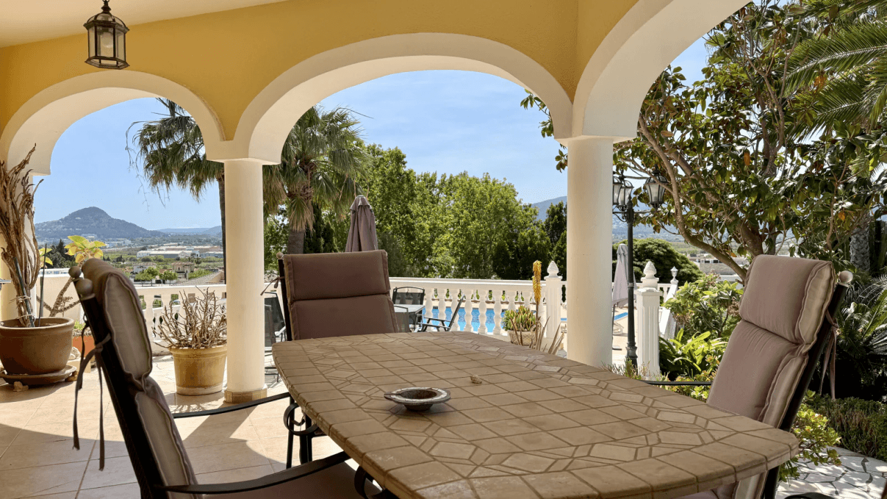 Sehr schön gelegene Villa mit herrlicher Fernsicht, Zentralheizung, BBQ etc.