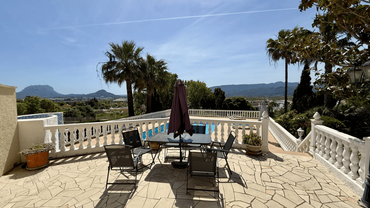 Sehr schön gelegene Villa mit herrlicher Fernsicht, Zentralheizung, BBQ etc.