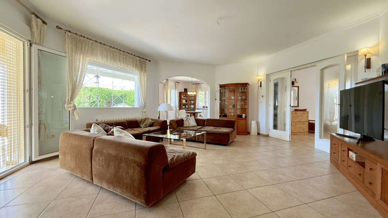 Sehr schön gelegene Villa mit herrlicher Fernsicht, Zentralheizung, BBQ etc.