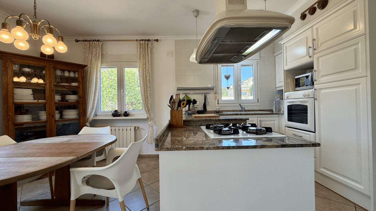 Sehr schön gelegene Villa mit herrlicher Fernsicht, Zentralheizung, BBQ etc.