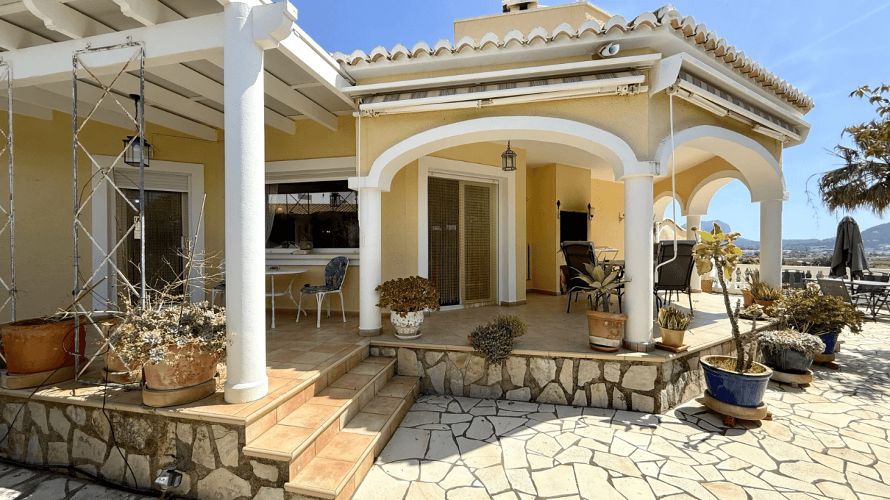 Sehr schön gelegene Villa mit herrlicher Fernsicht, Zentralheizung, BBQ etc.