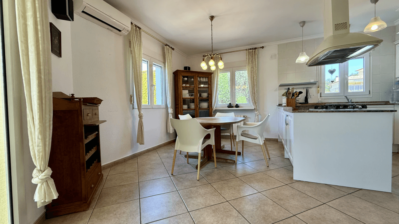 Sehr schön gelegene Villa mit herrlicher Fernsicht, Zentralheizung, BBQ etc.