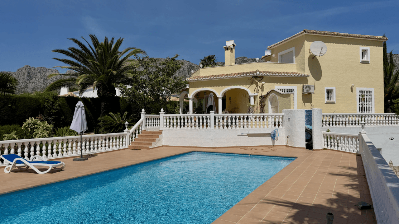 Sehr schön gelegene Villa mit herrlicher Fernsicht, Zentralheizung, BBQ etc.