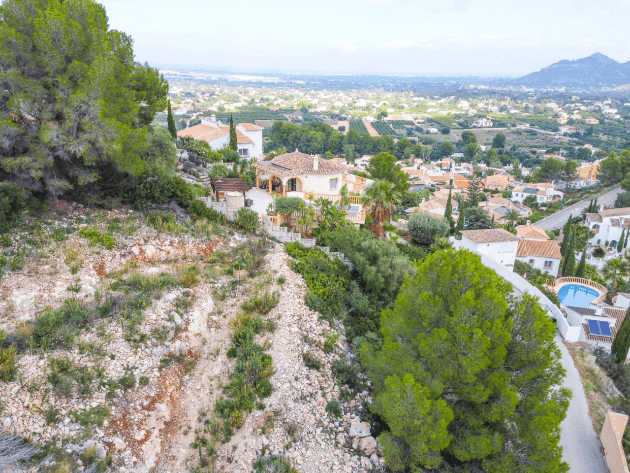 Villa de diseño exclusiva estilo Ibiza en Pedreguer con vistas panorámicas a la montaña.