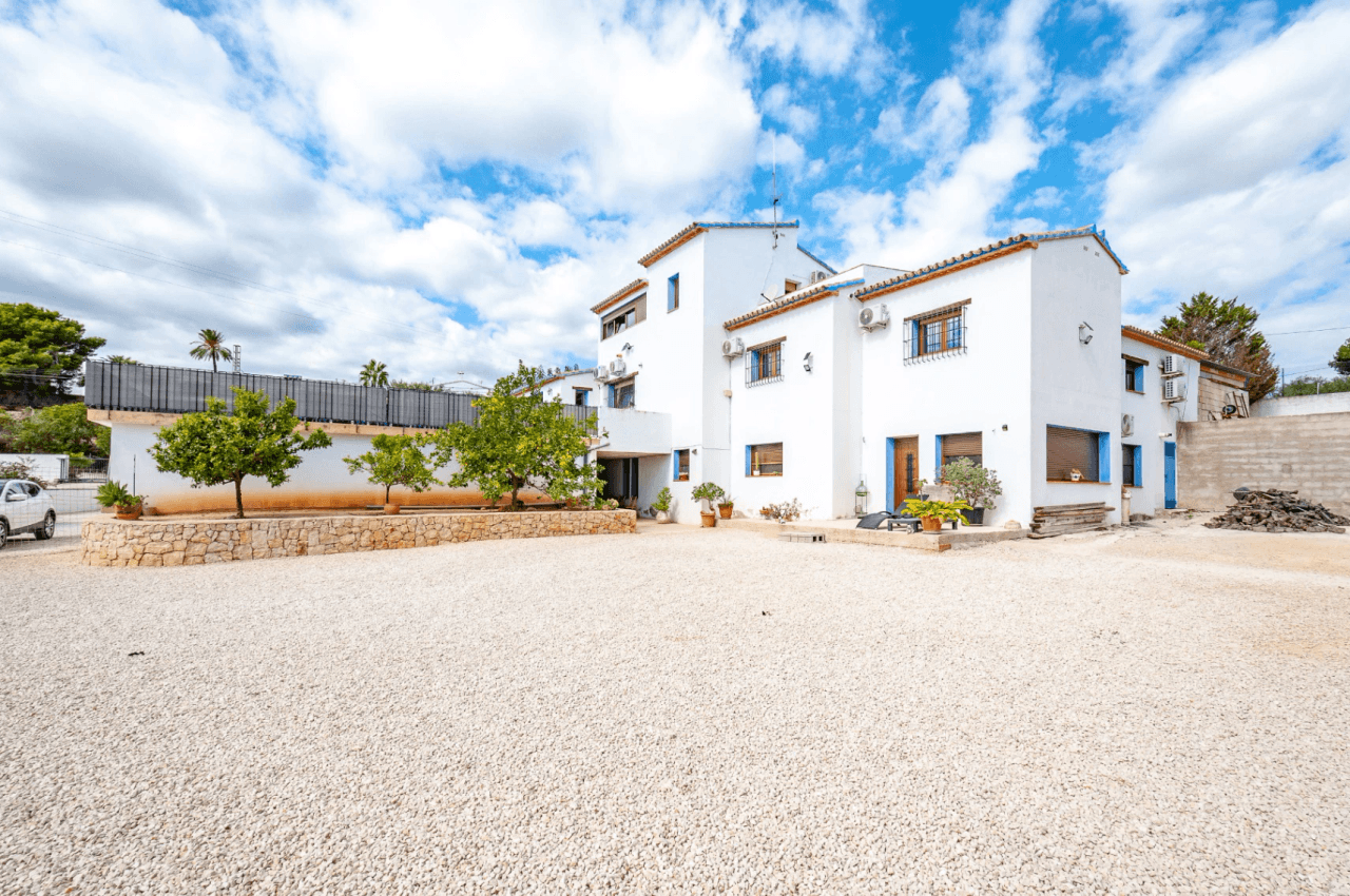 Finca à vendre à Benissa sur un grand terrain avec piscine et maison d‘invités