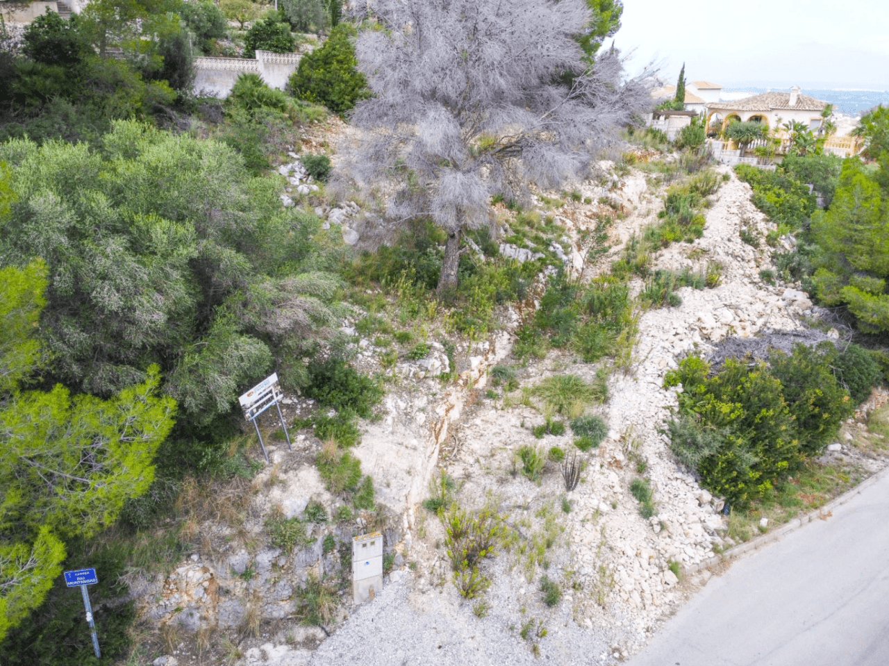 Villa de diseño exclusiva estilo Ibiza en Pedreguer con vistas panorámicas a la montaña.