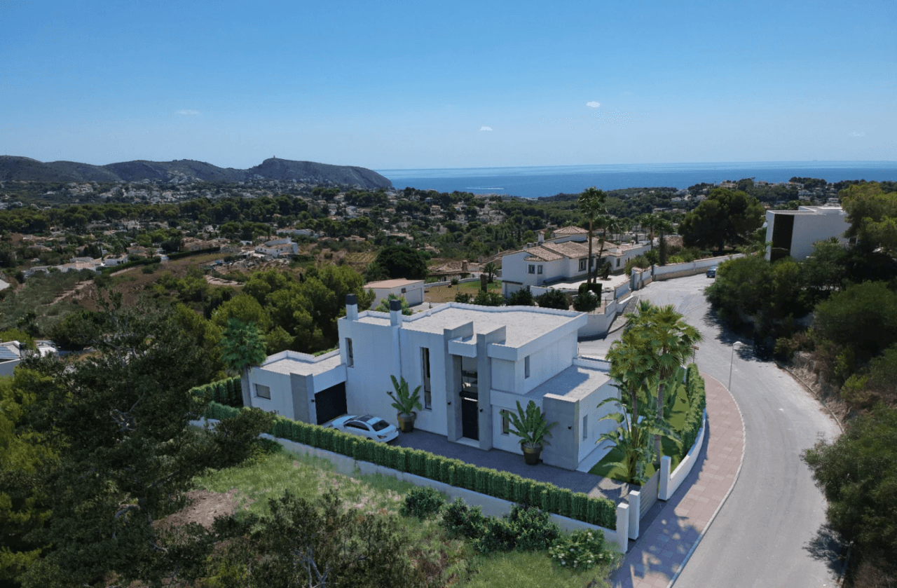 Superbe villa avec vue dégagée sur les montagnes et la mer.