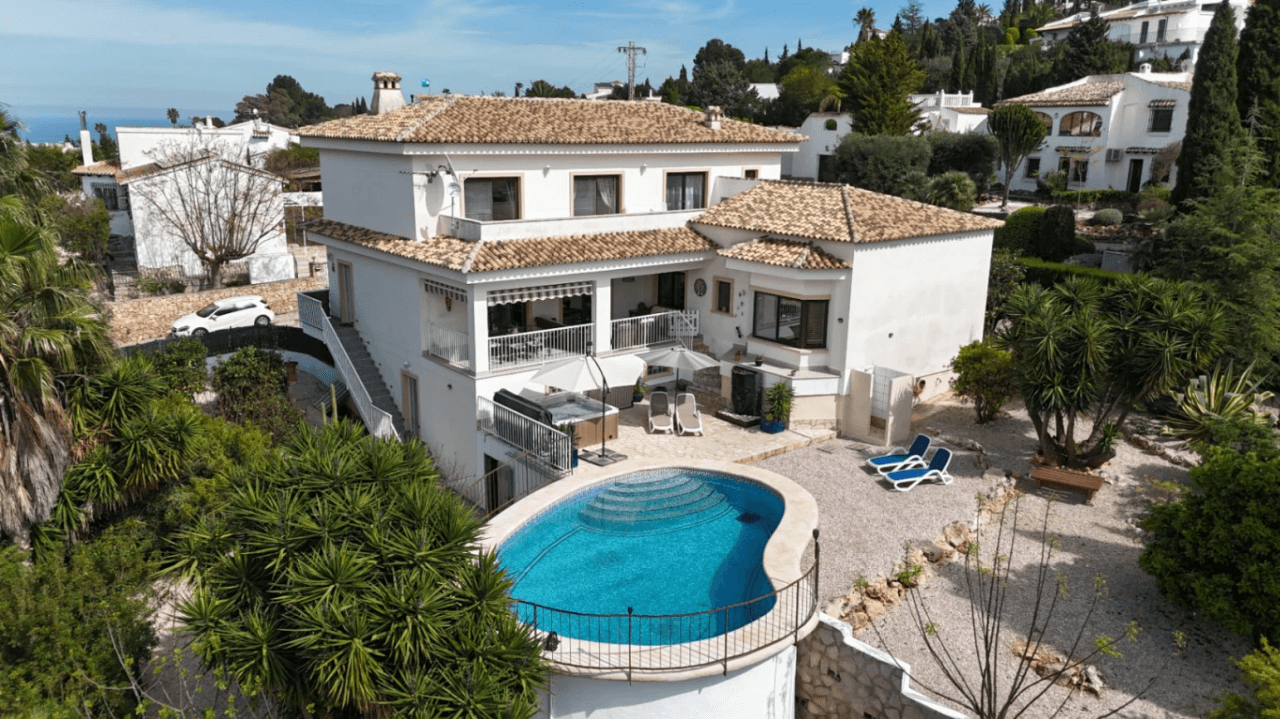 Votre oasis à Monte Pego : chalet avec grand terrain, piscine et totale intimité.