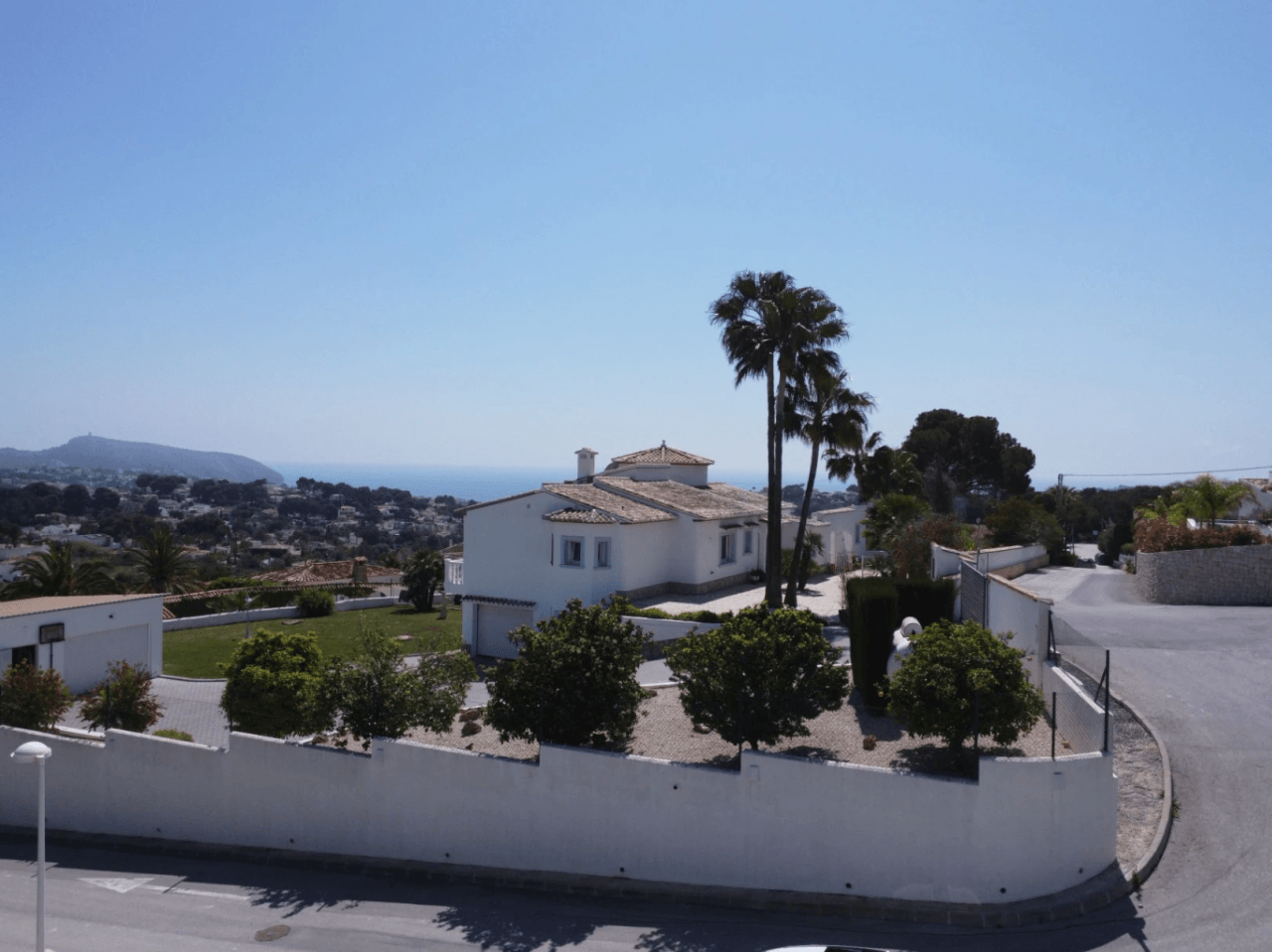 Superbe villa avec vue dégagée sur les montagnes et la mer.