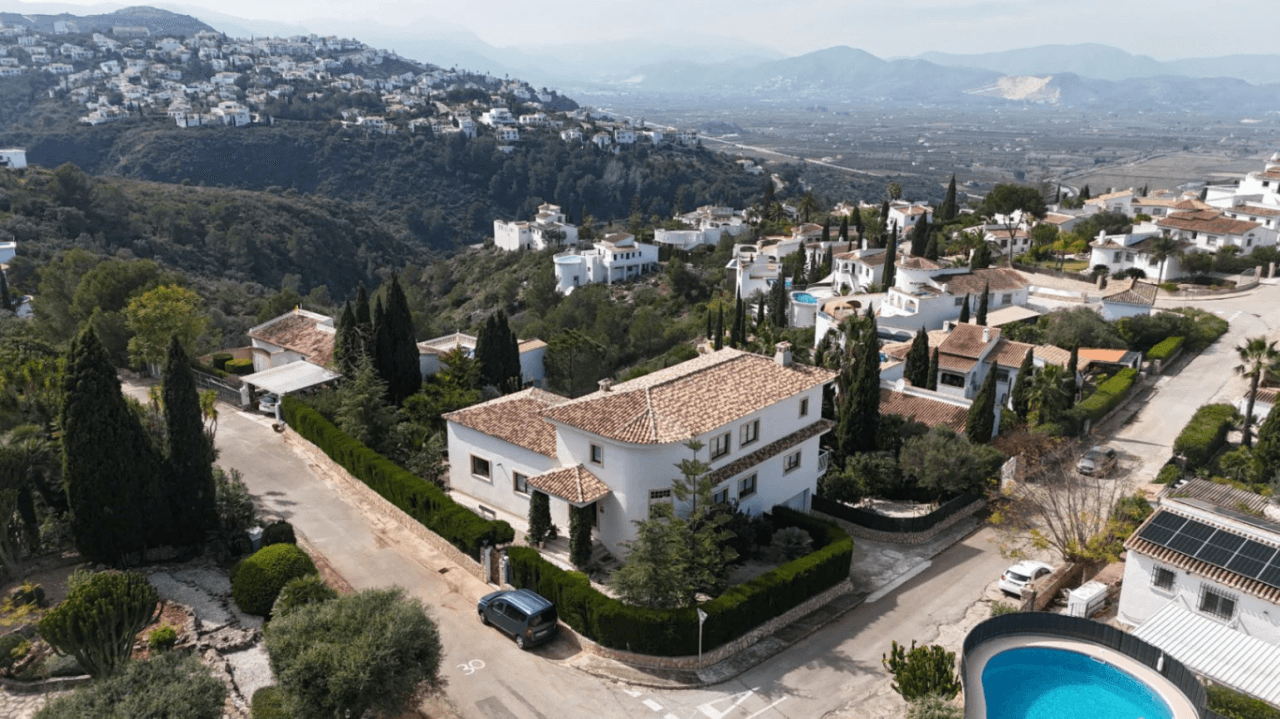 Votre oasis à Monte Pego : chalet avec grand terrain, piscine et totale intimité.