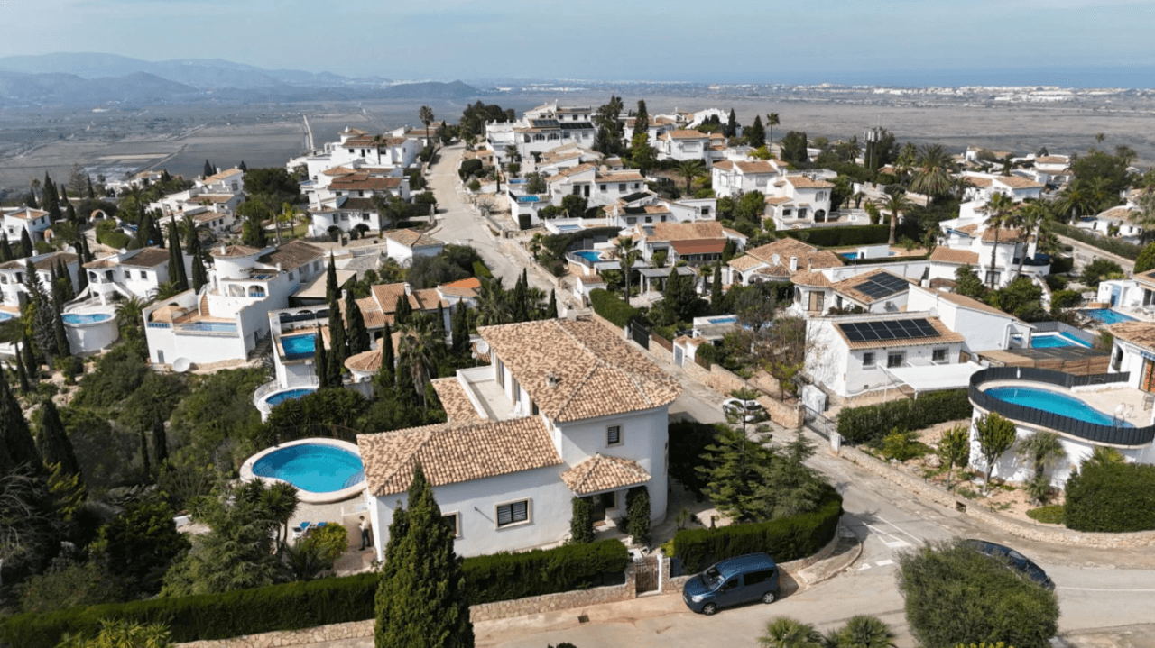 Votre oasis à Monte Pego : chalet avec grand terrain, piscine et totale intimité.