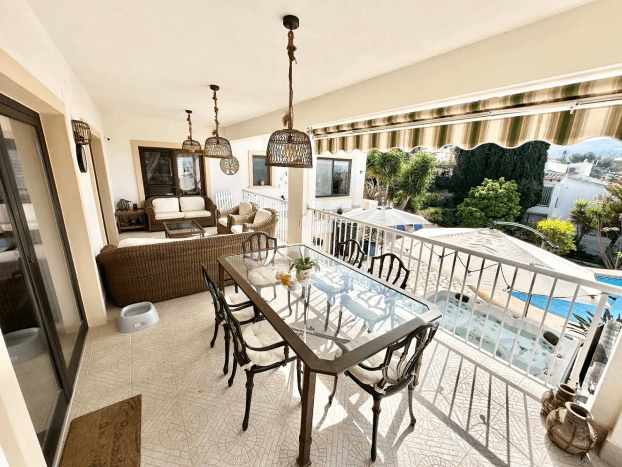Votre oasis à Monte Pego : chalet avec grand terrain, piscine et totale intimité.