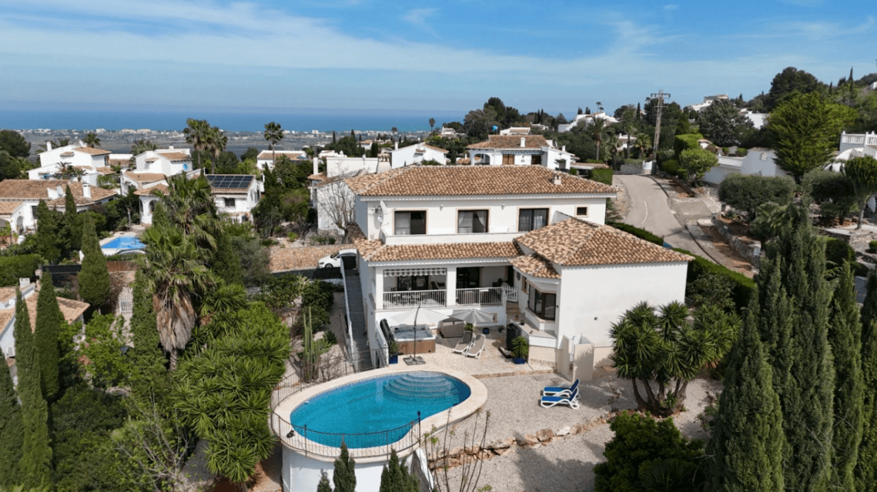 Ihr Oasis in Monte Pego: Chalet mit großem Grundstück, Pool und völliger Privatsphäre