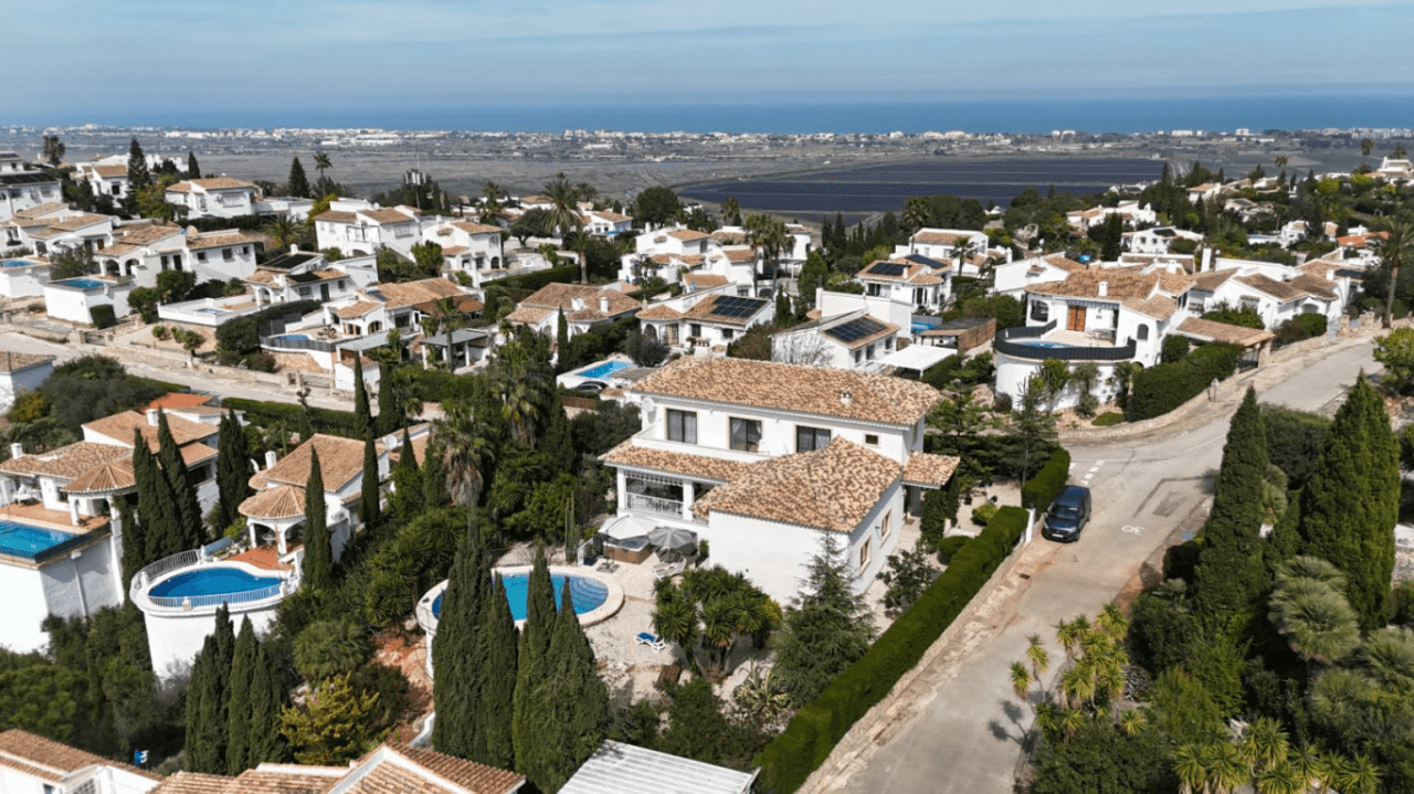 Votre oasis à Monte Pego : chalet avec grand terrain, piscine et totale intimité.