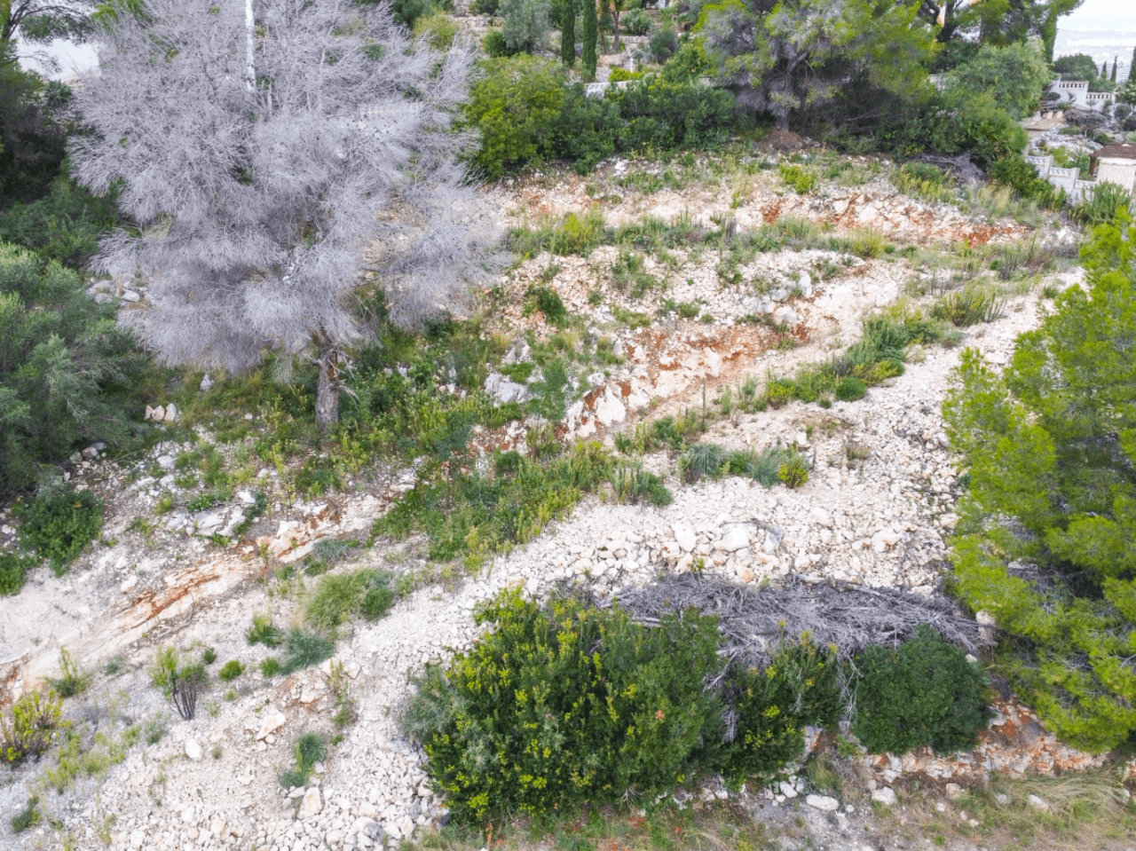 Villa de diseño exclusiva estilo Ibiza en Pedreguer con vistas panorámicas a la montaña.