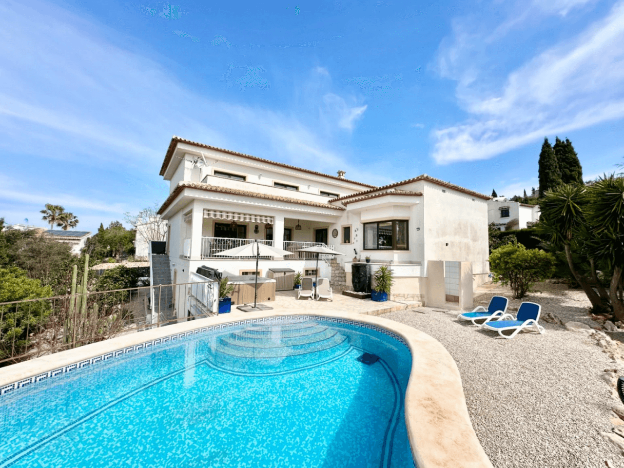 Votre oasis à Monte Pego : chalet avec grand terrain, piscine et totale intimité.