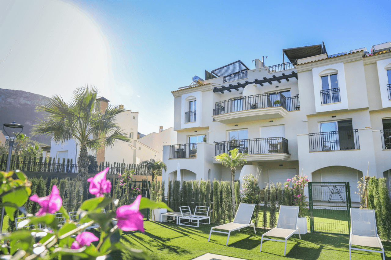 Appartement de 2 chambres, rénové, avec place de stationnement et piscine commune