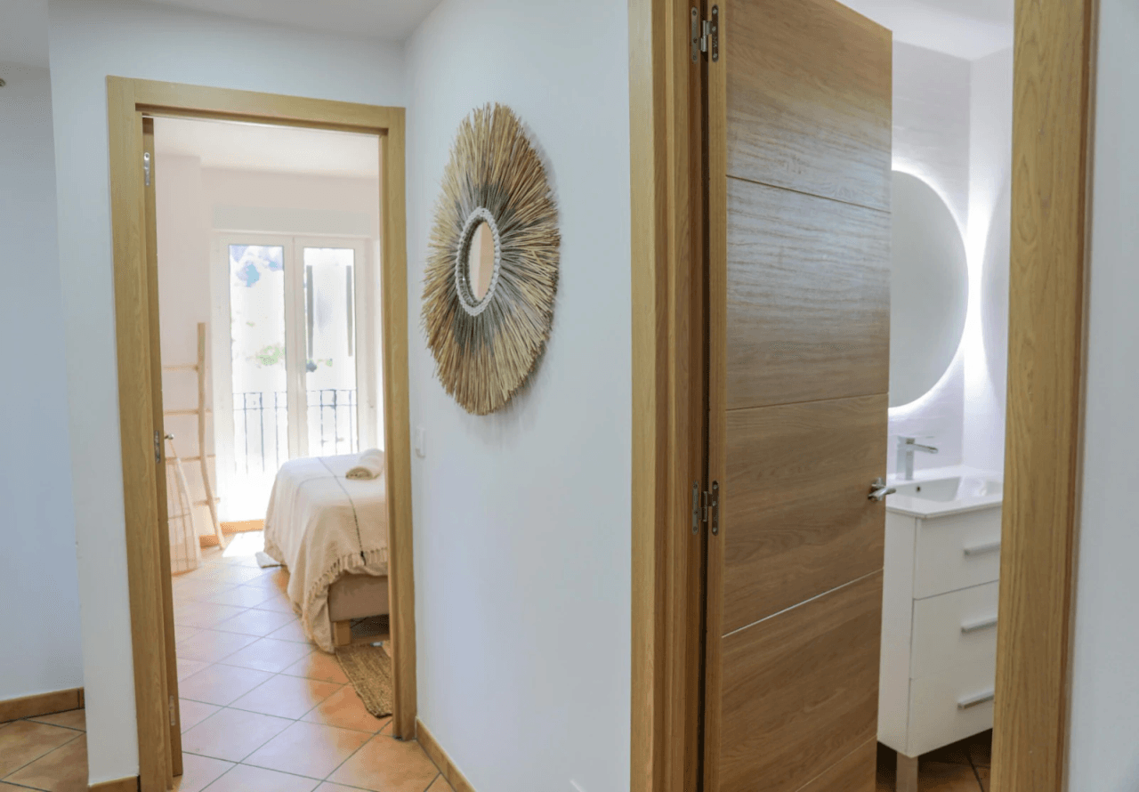 Superbe appartement d'une chambre à coucher, rénové de fond en comble, avec place de stationnement et piscine commune