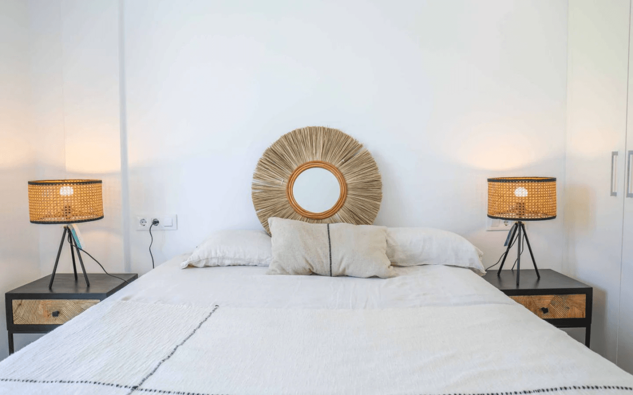 Appartement de 2 chambres, rénové, avec place de stationnement et piscine commune