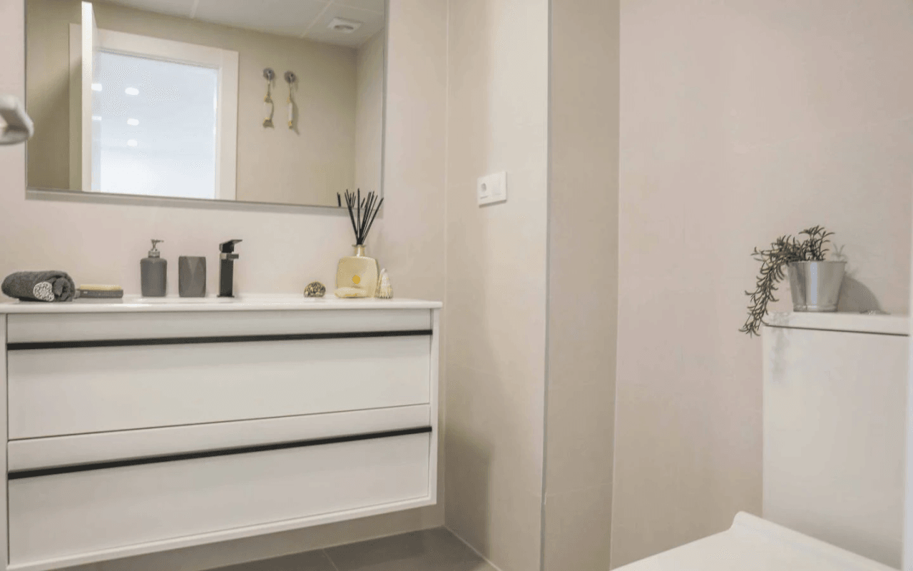 Appartement de 2 chambres, rénové, avec place de stationnement et piscine commune