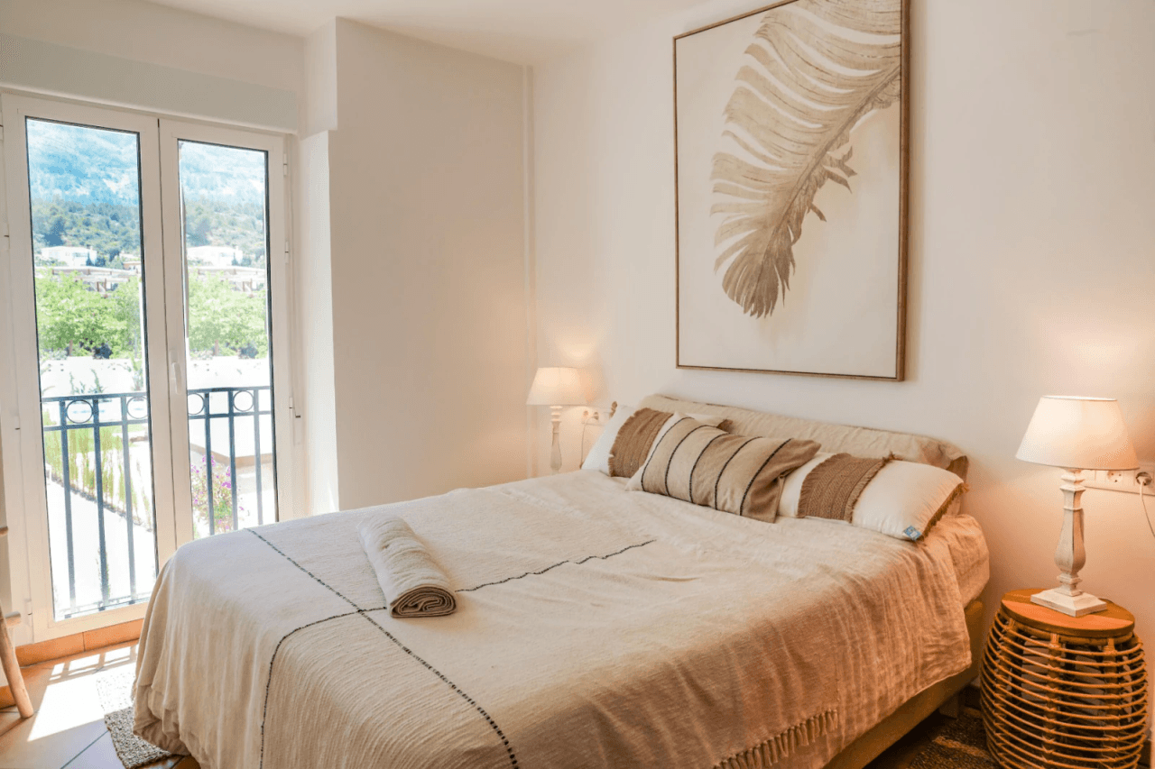 Superbe appartement d'une chambre à coucher, rénové de fond en comble, avec place de stationnement et piscine commune