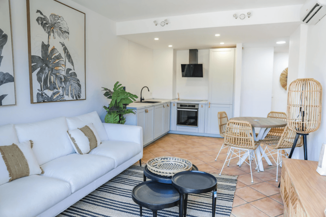 Superbe appartement d'une chambre à coucher, rénové de fond en comble, avec place de stationnement et piscine commune