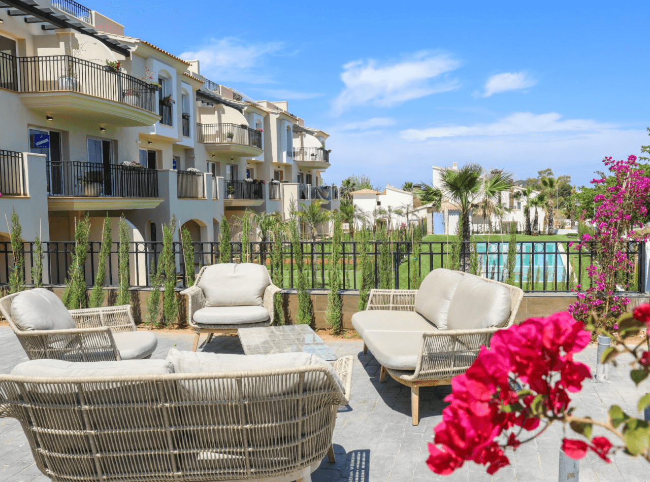 Superbe appartement d'une chambre à coucher, rénové de fond en comble, avec place de stationnement et piscine commune