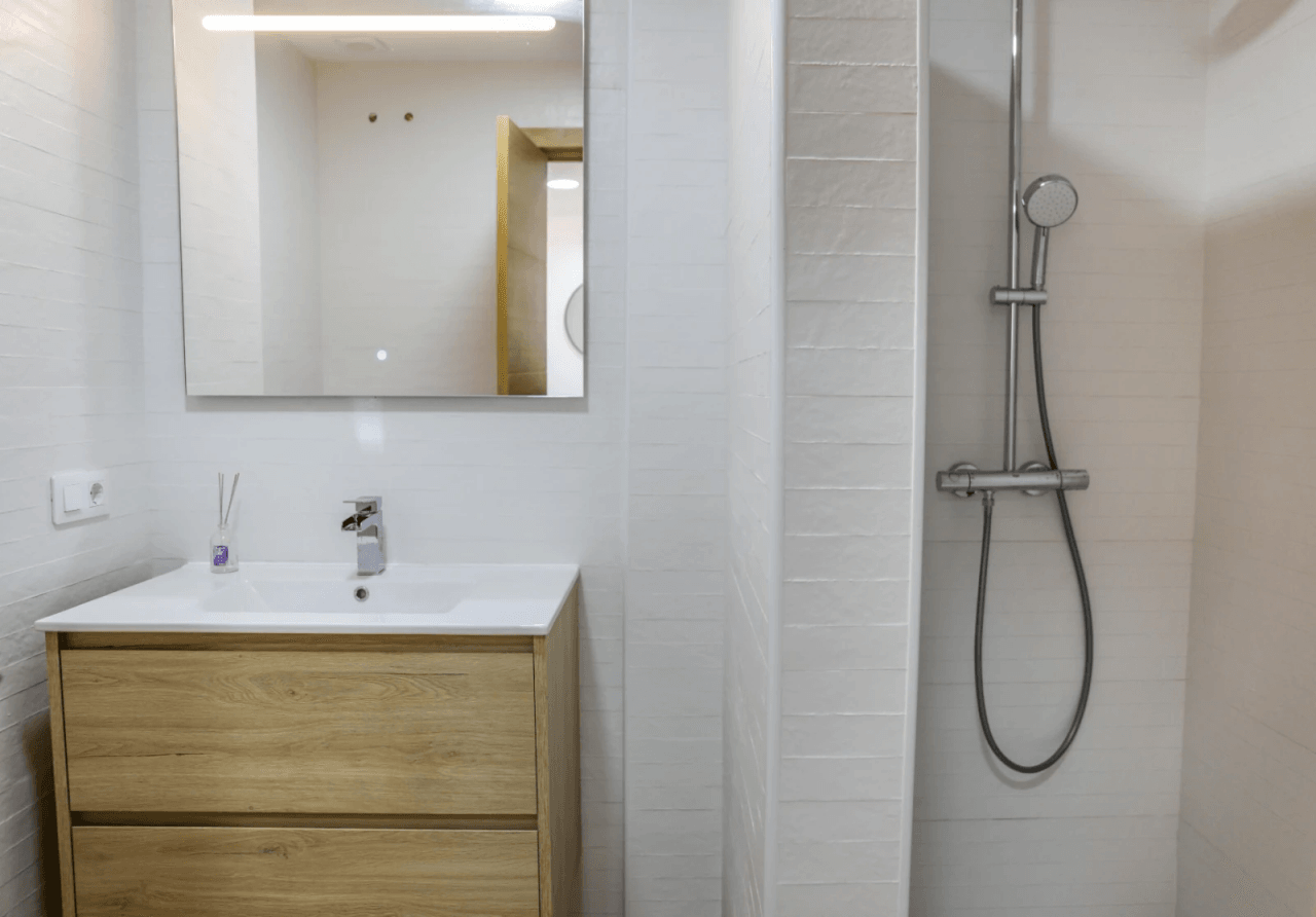 Superbe appartement d'une chambre à coucher, rénové de fond en comble, avec place de stationnement et piscine commune