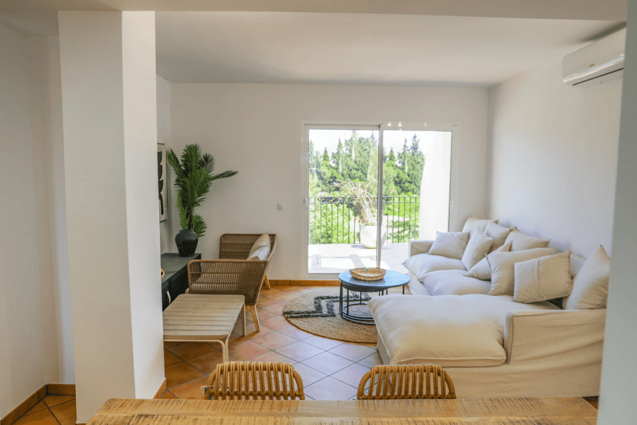 Superbe appartement d'une chambre à coucher, rénové de fond en comble, avec place de stationnement et piscine commune
