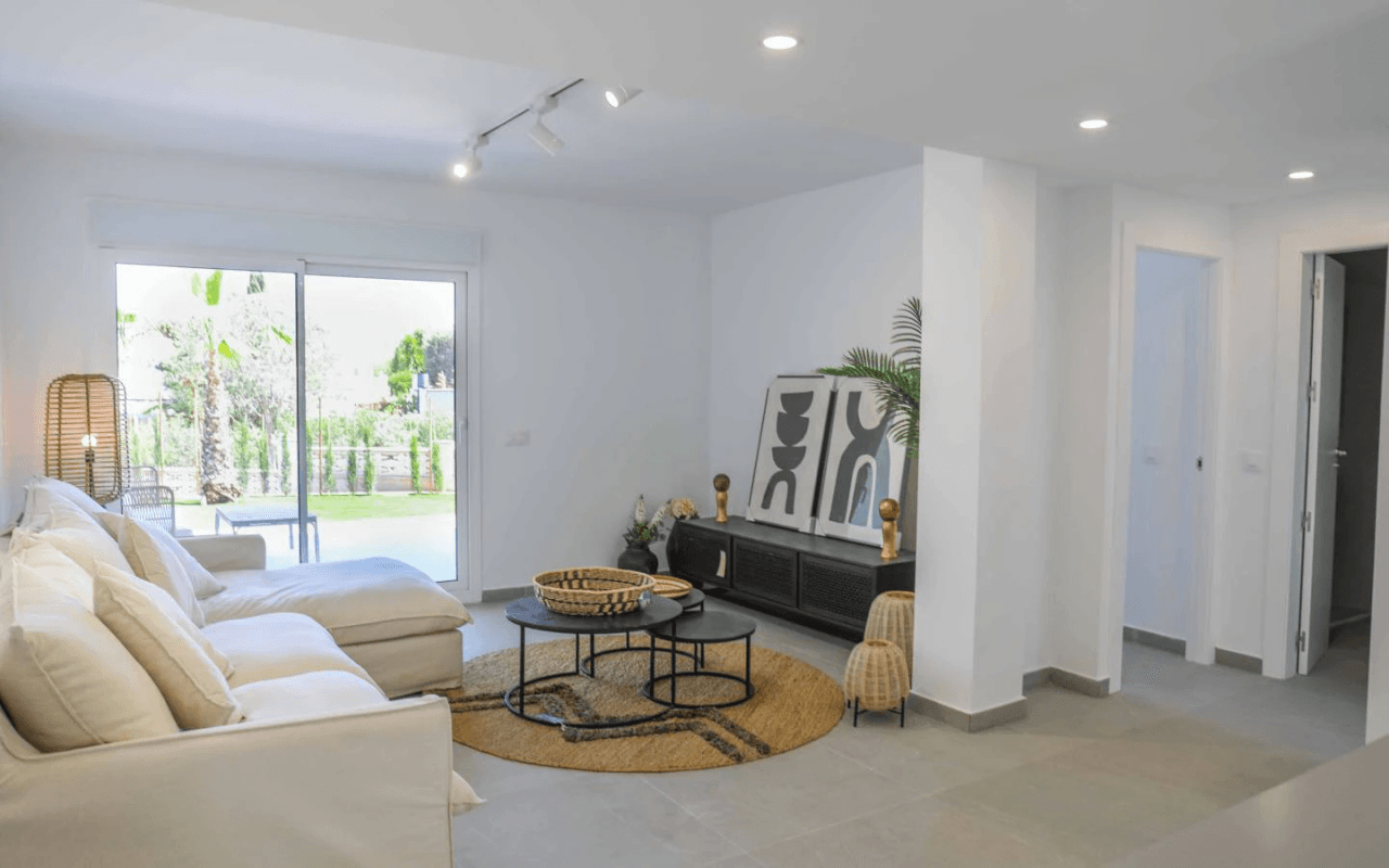 Appartement de 2 chambres, rénové, avec place de stationnement et piscine commune