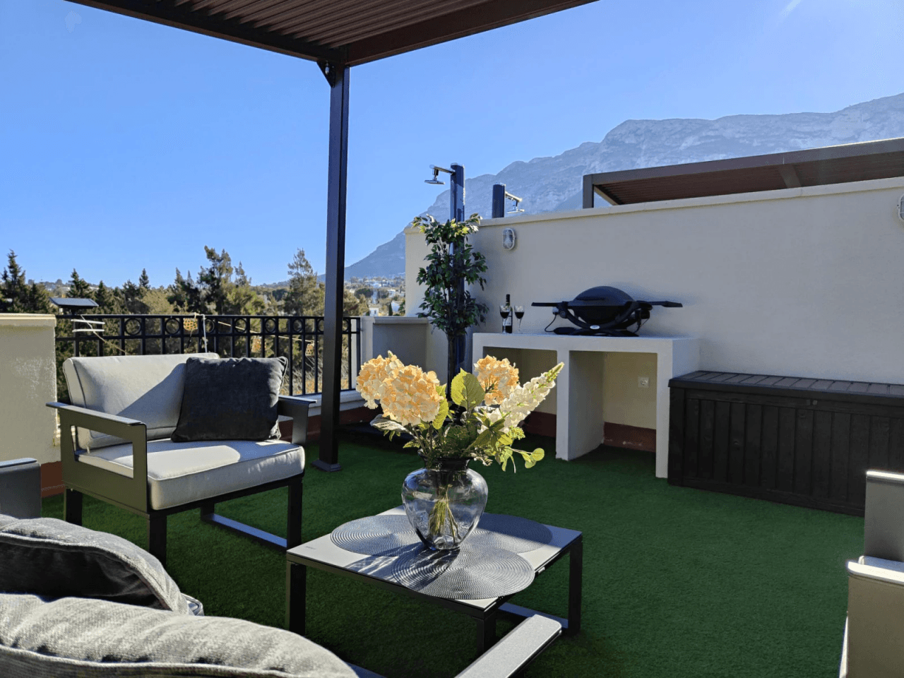 Appartement de 2 chambres, rénové, avec place de stationnement et piscine commune
