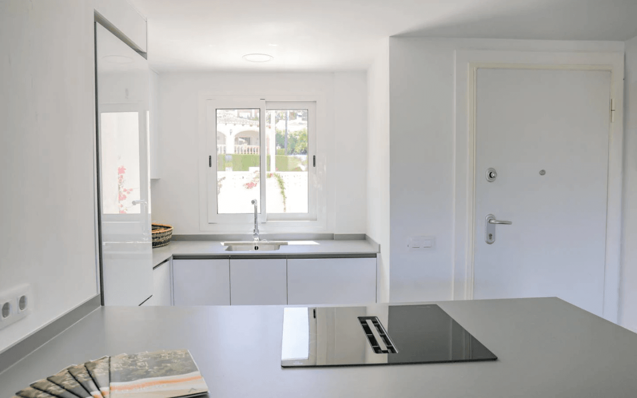 Appartement de 2 chambres, rénové, avec place de stationnement et piscine commune