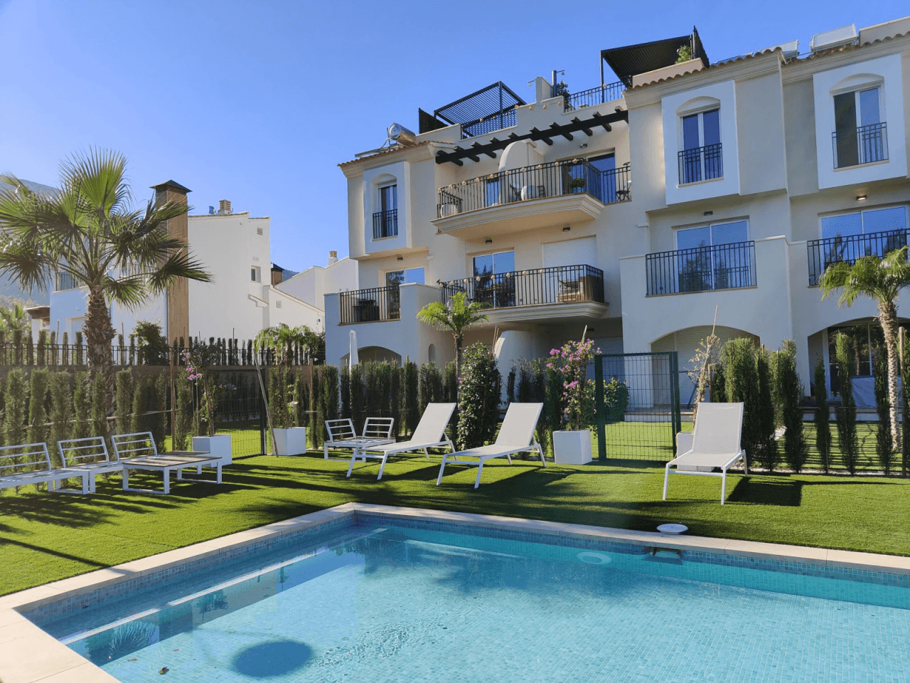 Superbe appartement d'une chambre à coucher, rénové de fond en comble, avec place de stationnement et piscine commune