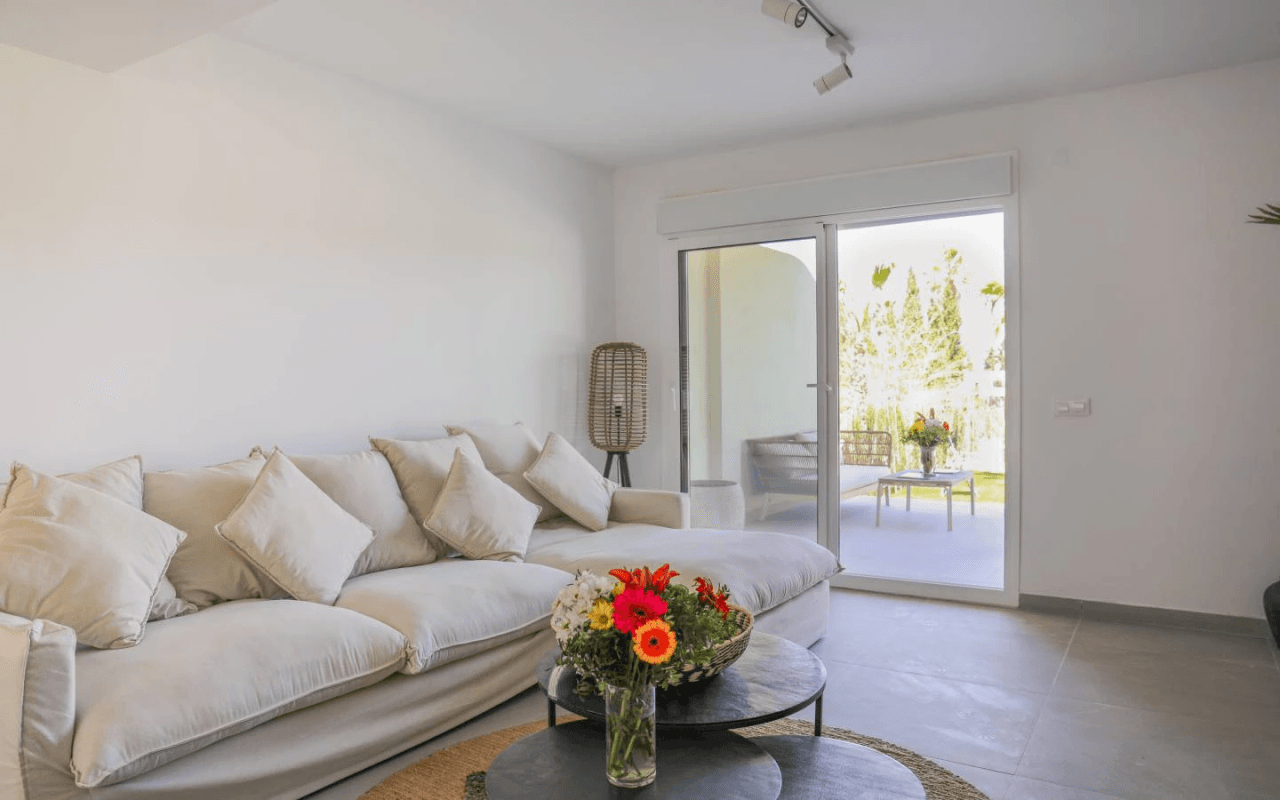 Appartement de 2 chambres, rénové, avec place de stationnement et piscine commune