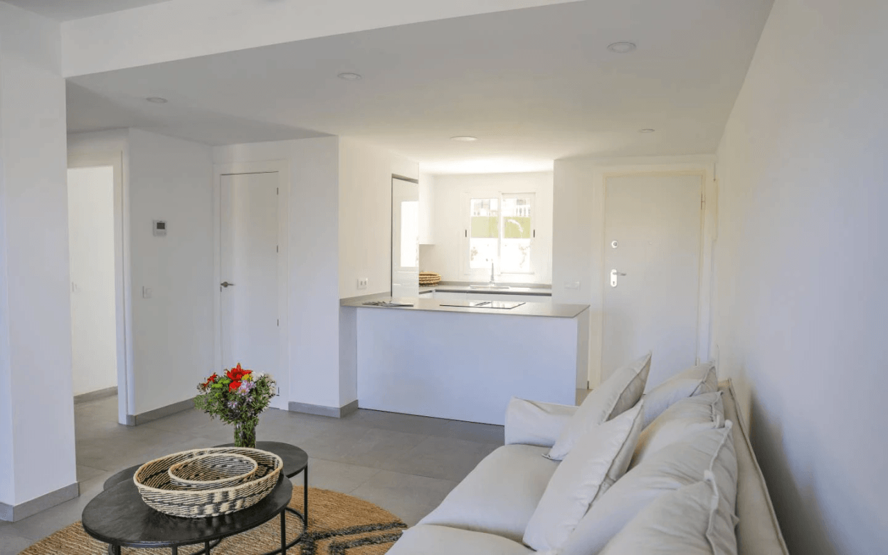 Appartement de 2 chambres, rénové, avec place de stationnement et piscine commune