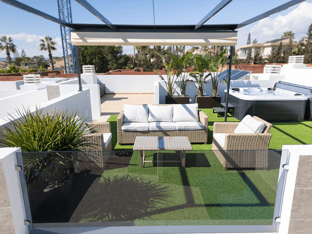 Villas jumelées exclusives avec 3 chambres, 2 salles de bains, terrasse sur le toit, climatisation, piscine privée et parking privé