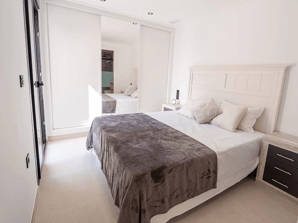 Villas jumelées exclusives avec 3 chambres, 2 salles de bains, terrasse sur le toit, climatisation, piscine privée et parking privé