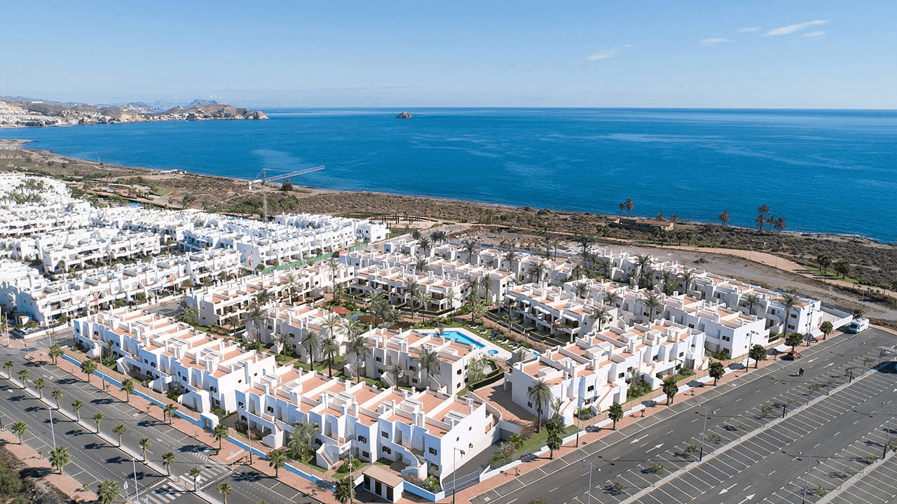 Bungalows bajos de 3 dormitorios y 2 baños con parking en sótano y piscina comunitaria en primera línea de la playa