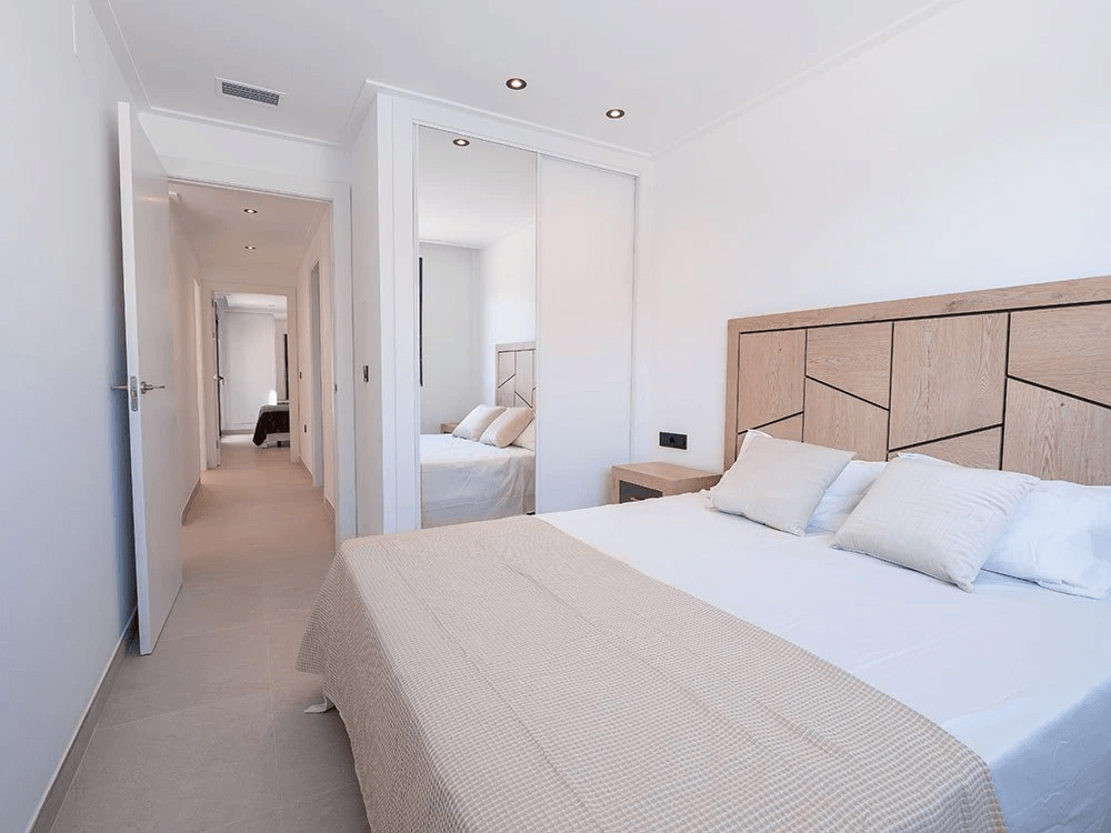 Villas jumelées exclusives avec 3 chambres, 2 salles de bains, terrasse sur le toit, climatisation, piscine privée et parking privé