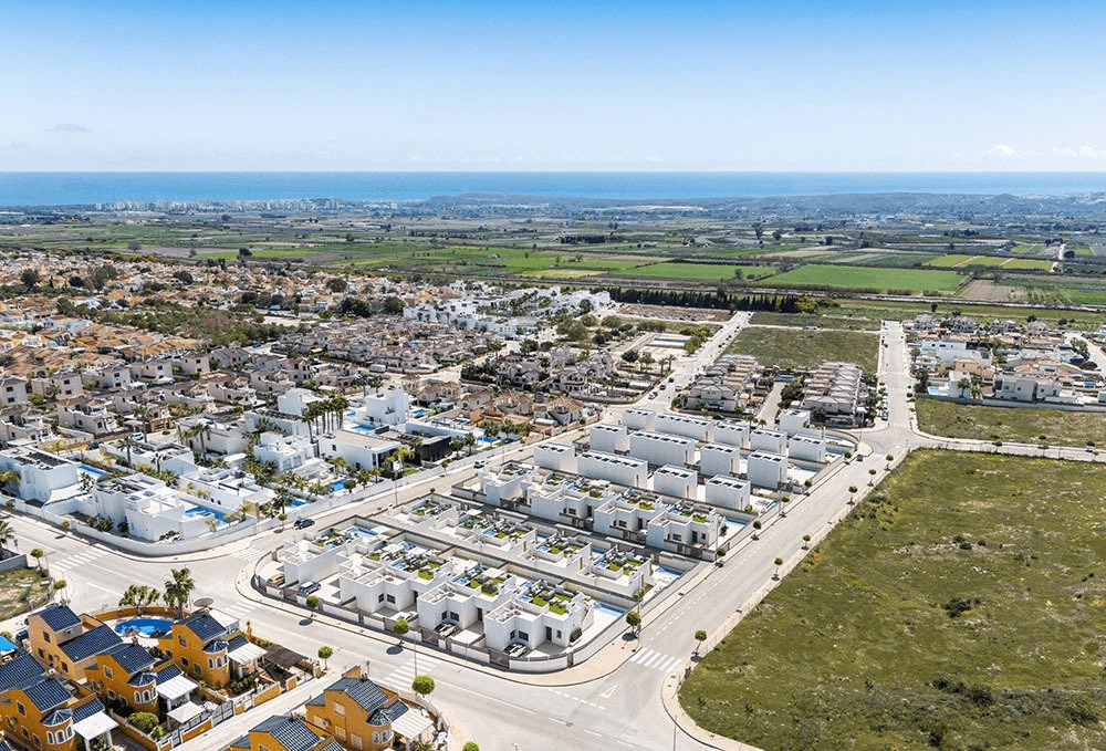 Villas jumelées exclusives avec 3 chambres, 2 salles de bains, terrasse sur le toit, climatisation, piscine privée et parking privé