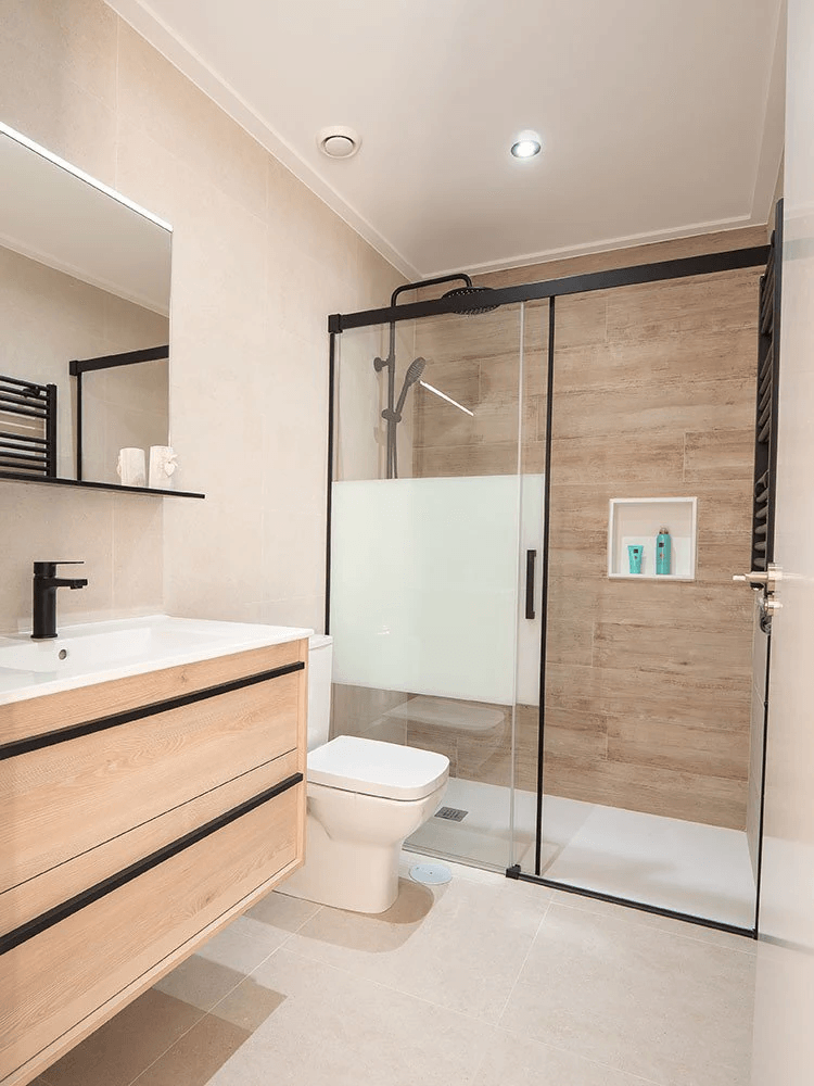 Villas jumelées exclusives avec 3 chambres, 2 salles de bains, terrasse sur le toit, climatisation, piscine privée et parking privé