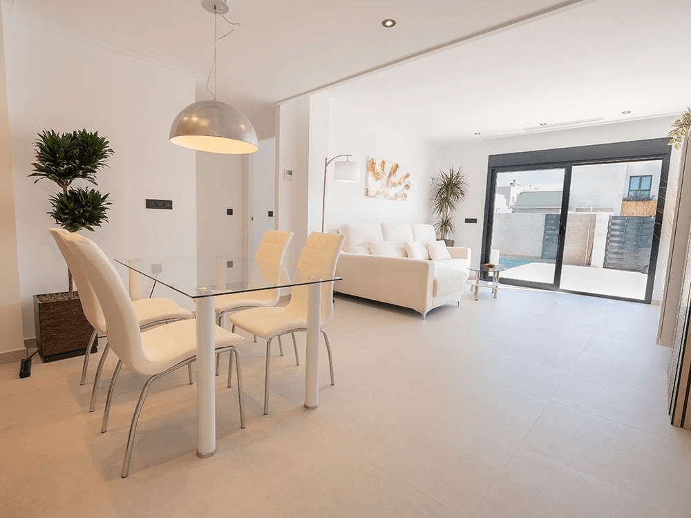 Villas jumelées exclusives avec 3 chambres, 2 salles de bains, terrasse sur le toit, climatisation, piscine privée et parking privé